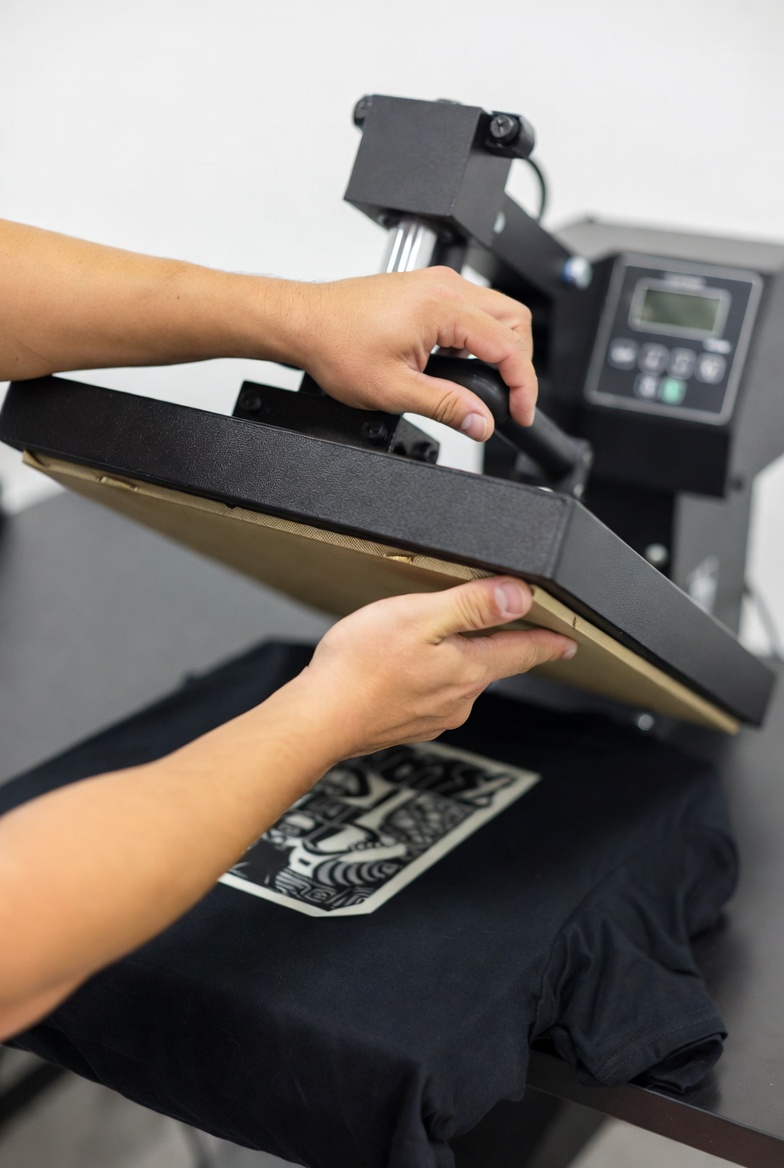 Eigenes T-Shirt-Business starten — ohne Drucker, ohne Lager