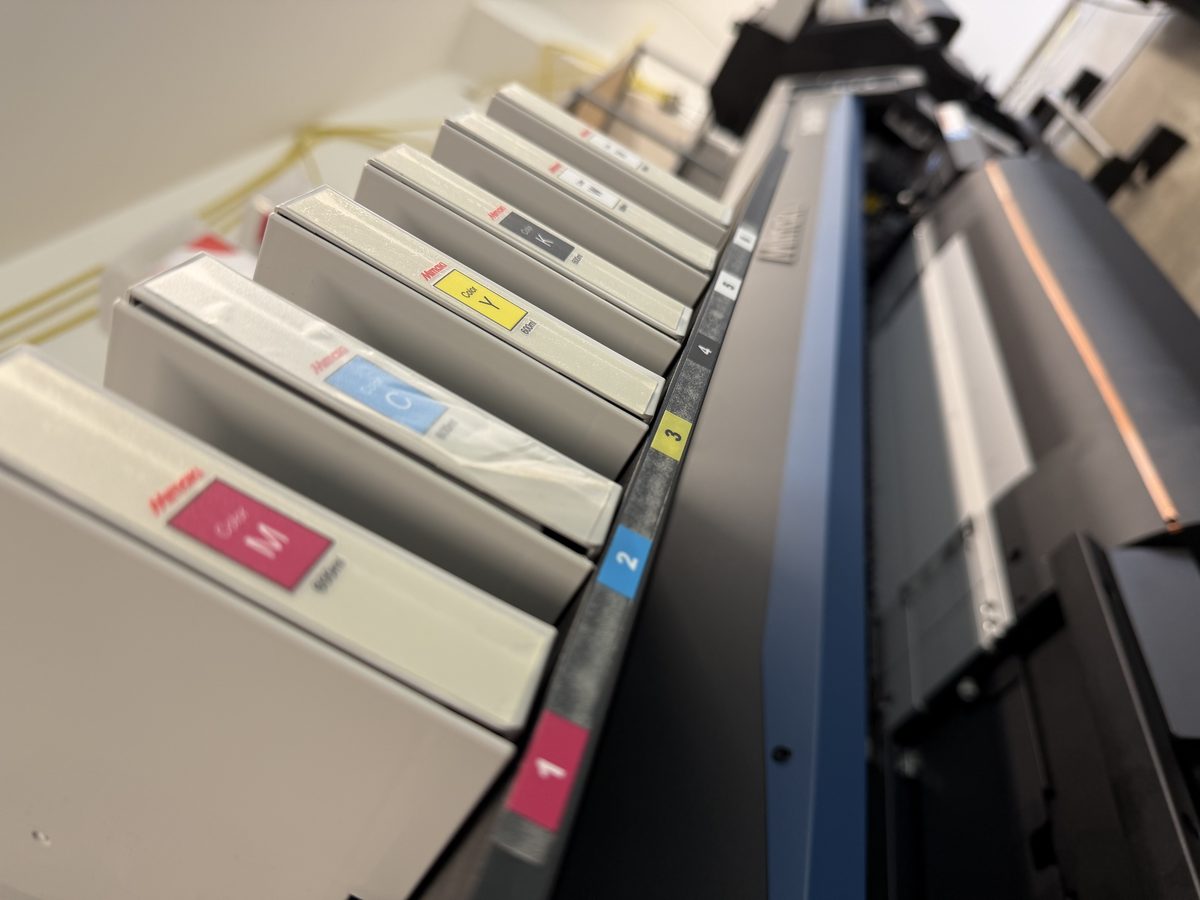 CMYK-Tintenkartuschen im Mimaki DTF-Drucker – professionelle DTF-Produktion bei DTF1