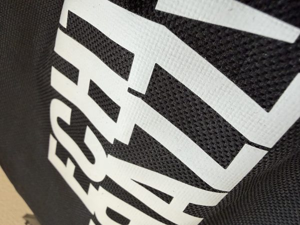 DTF-Transfer auf Mesh-Sportswear – scharfe Kanten auf strukturiertem Gewebe