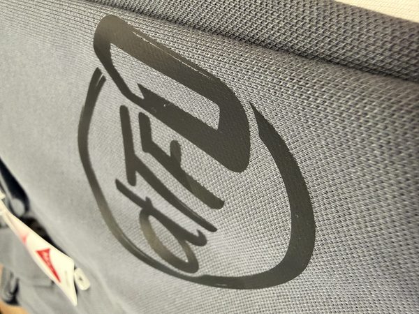 DTF-Transfer auf Poloshirt – Logo-Druck auf Piqué-Gewebe