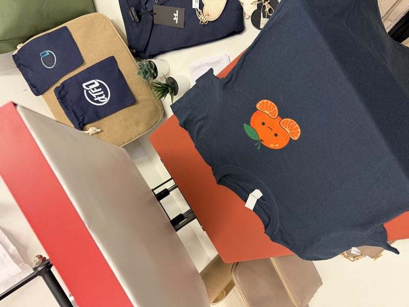 DTF-Transfer wird mit Heißpresse auf T-Shirt übertragen